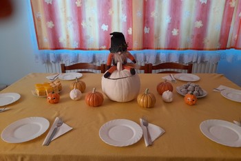 : Süteményre fel! Szépen dekorált őszi hangulatú sütizéshez megterített asztal, kerámiatökökkel, manókával.